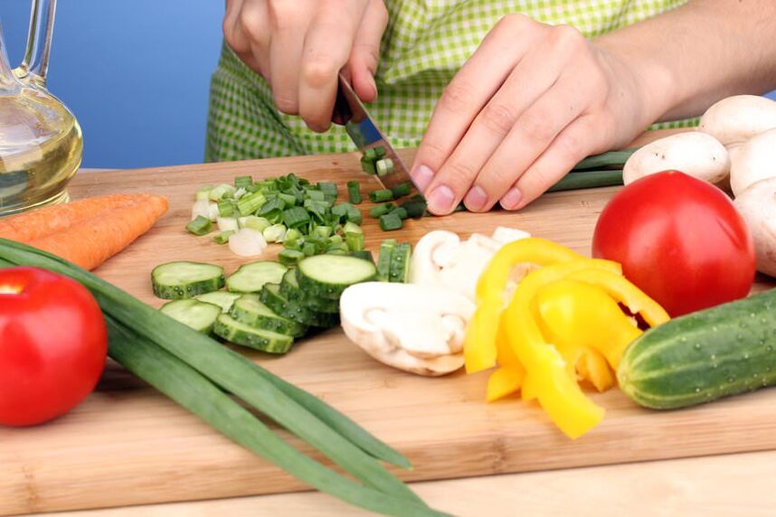 Приготвяне на зеленчукова салата за етапа „Круиз на диетата на Дюкан