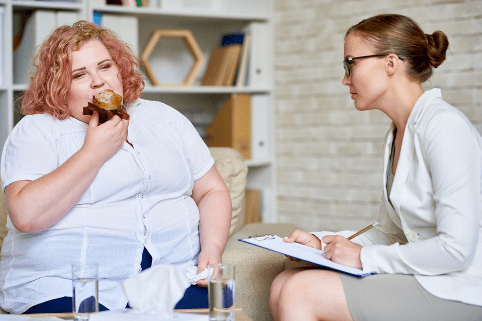 Жена с наднормено тегло на среща при специалист